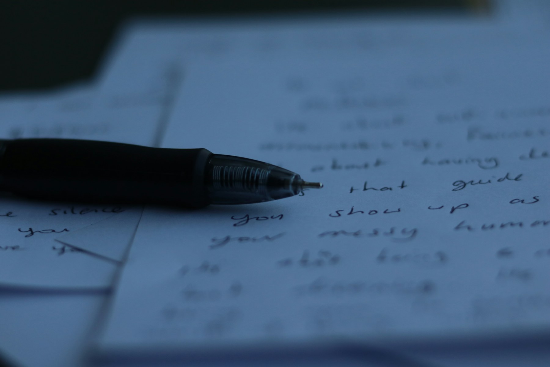 Caneta sobre manuscrito como ilustração de análise documental